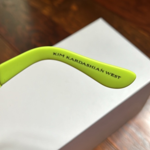 Brand New 💥 Kim Kardashian West 🕶️ - Picture 5 of 7